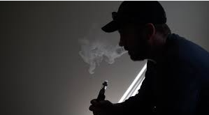 Photo of a man vaping! (Photo Credits to Wikimedia Commons)